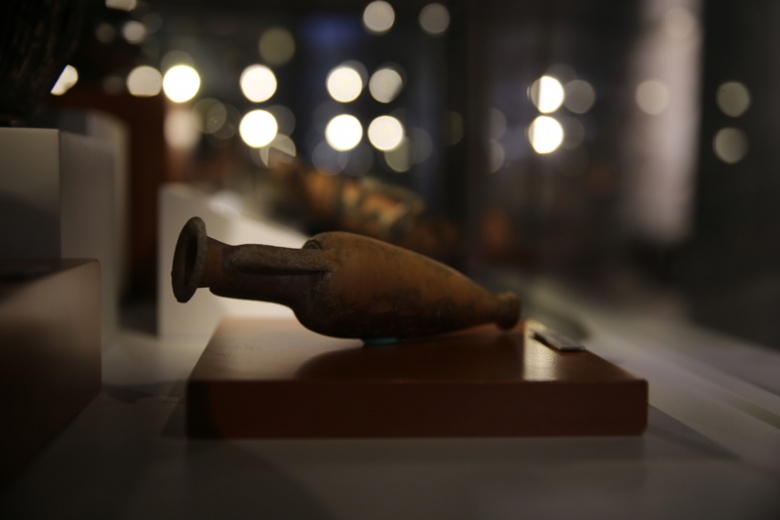 Bodrum Müzesi'nde sergilenen 2 bin 400 yıllık lahit mezardan çıkan eserler