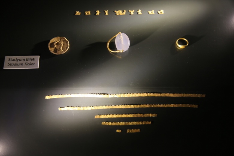 Bodrum Müzesi'nde sergilenen 2 bin 400 yıllık lahit mezardan çıkan eserler