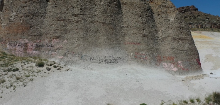 Kayseri'de peri bacaları üzerindeki yazılar temizlendi