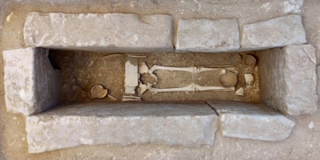 Etrüsk mezarında savaşçı kemeri takan çocuk iskeleti bulundu