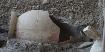 Antandros Antik Kentinde 2 bin 400 yıllık pitos mezar bulundu