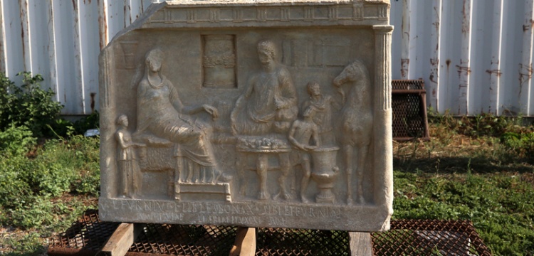Parion Antik Kenti'nde 1900 yıllık mezar steli bulundu