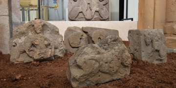 Ani Ören Yerinde bulunan aslan kabartmalı taşlar ziyarete açıldı