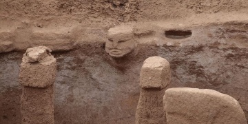 Gözler Karahantepedeki leopar taşıyan insan heykeline çevrildi