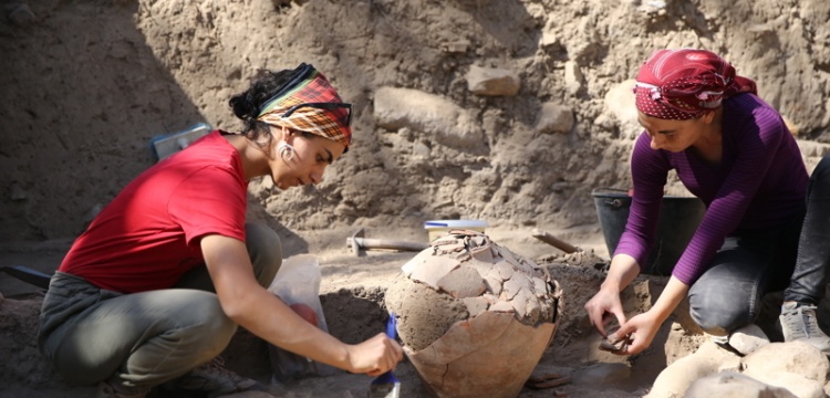 Yumuktepe Höyüğü'nde 4 bin 500 yıllık küp bulundu