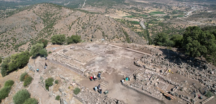 Aigai Antik Kenti Kazılarında Athena Tapınağı Temeline Ulaşıldı