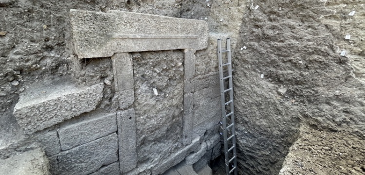 Alexandria Troas Antik Kenti'ndeki çarşının kapısı bulundu