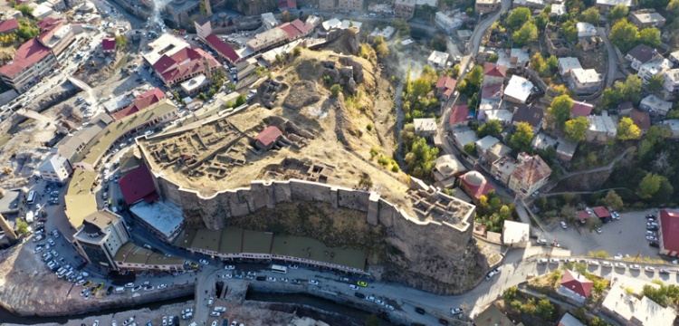 Bitlis Kalesi kazılarında sikke ve seramikler bulundu