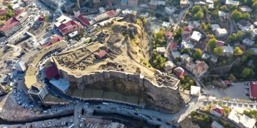 Bitlis Kalesi kazılarında sikke ve seramikler bulundu