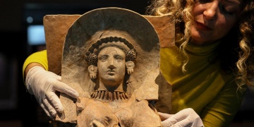Neonteikhos Antik Kentinde bulunan kabartma masklar ziyarete açıldı