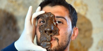 Hadrianaupolis arkeoloji kazılarında 1800 yıllık demir maske bulundu
