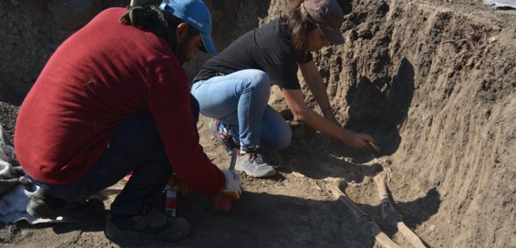 Hamaç Höyük'te Orta Çağ dönemi nekropole bulundu