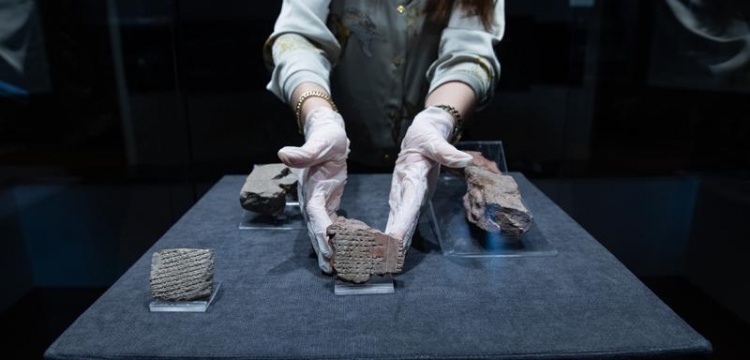 Kutsal Evlilik Tableti İzmir Arkeoloji Müzesi'nde ziyaretçi karşısına çıktı