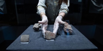 Kutsal Evlilik Tableti İzmir Arkeoloji Müzesinde ziyaretçi karşısına çıktı