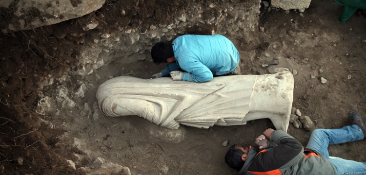 Blaundos Antik Kenti arkeoloji kazılarında iki heykel bulundu
