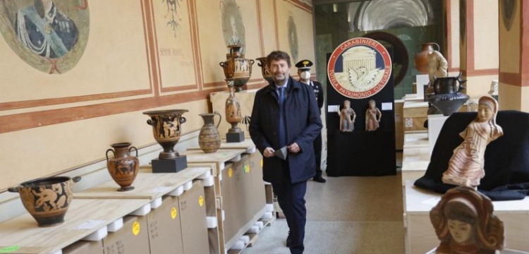 Roma'da yakalanan tarih eserlerin basın sunumu yapıldı