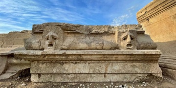Kastabala Antik Kenti arkeoloji kazılarında kabartma masklar bulundu