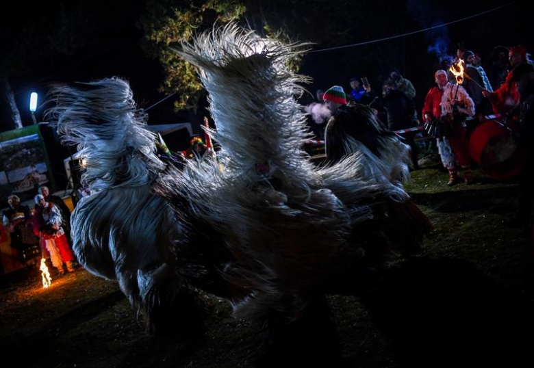 Bulgaristan'ın Drugan köyünde Kukeri maskeli dans festivali