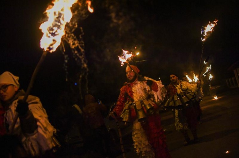 Bulgaristan'ın Drugan köyünde Kukeri maskeli dans festivali