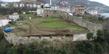 Trabzon Akçakale arkeoloji kazısında iskelet ve çeşitli objeler bulundu