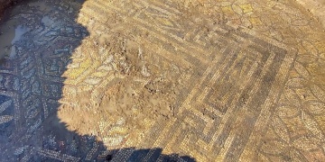 İzmirdeki izinsiz kazıda Roma dönemine ait mozaik bulundu