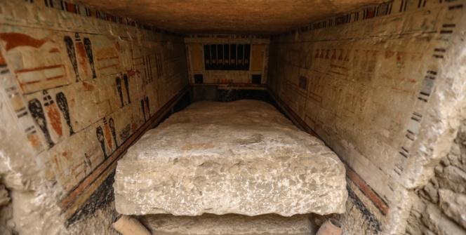 Mısırda Firavunlar dönemine ait 5 mezar basına tanıtıldı