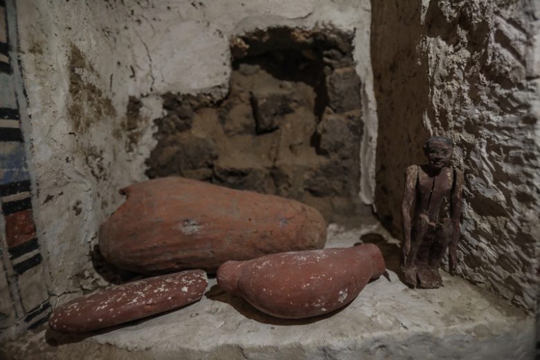 Mısır'da Firavunlar dönemine ait 5 mezar basına tanıtıldı