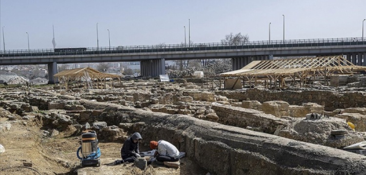 Haydarpaşa kazı alanında Helenistik döneme ait kiremit mezar bulundu