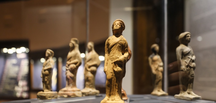 İzmir Arkeoloji Müzesi Klaros'un Apollon heykellerini sergilemeye başladı