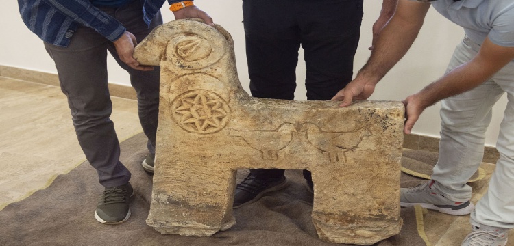 Tunceli'de çalınan koç başlı mezar taşı bir evin bahçesinde bulundu