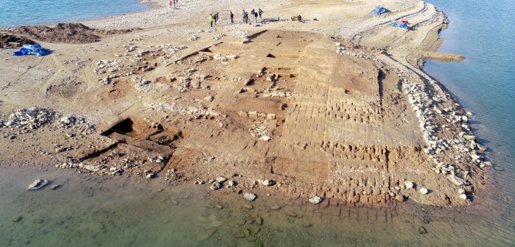 Duhok'ta suların çekilmesiyle 3 bin 400 yıllık şehir ortaya çıktı