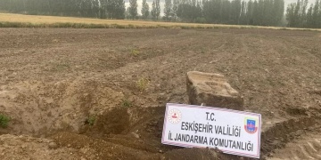 Arkeolojik sit alanında tarla sürdüğünü iddia eden çiftçi tarihi eserle yakalandı