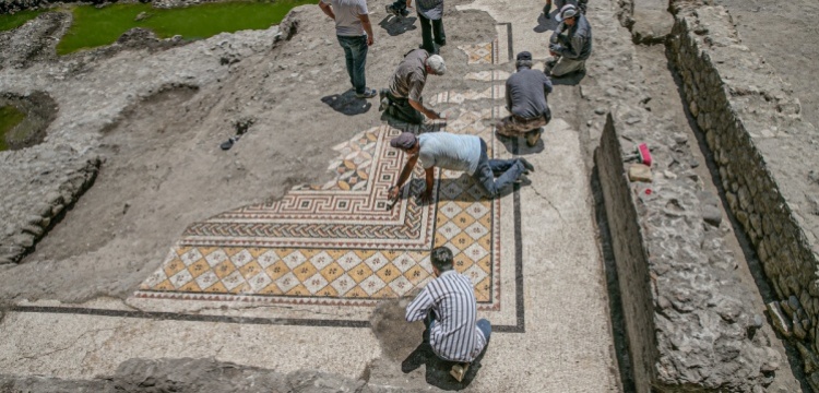 Mozaik bulununca kentsel dönüşüm kazısı arkeolojik kazıya dönüştü