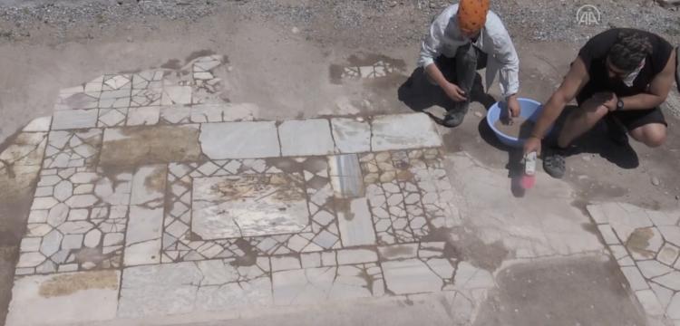 Selçuk'taki Ayasuluk Tepesi'nde 800 yıllık mozaik zemin döşemesi keşfedildi