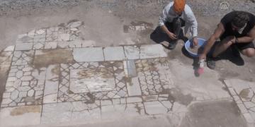 Selçuktaki Ayasuluk Tepesinde 800 yıllık mozaik zemin döşemesi keşfedildi