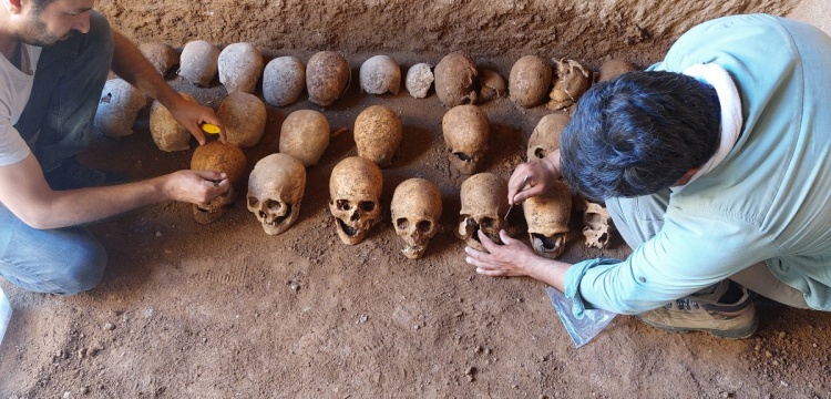 Gölbaşı'nda definecilerin yağmaladığı kaya mezarından 27 iskelet çıktı