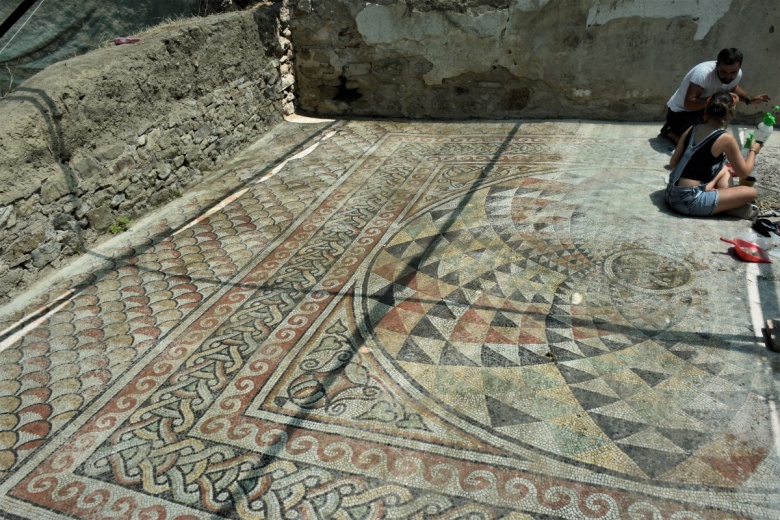 Myrleia'daki mozaiklerin restorasyon ve konservasyon çalışması sürüyor.