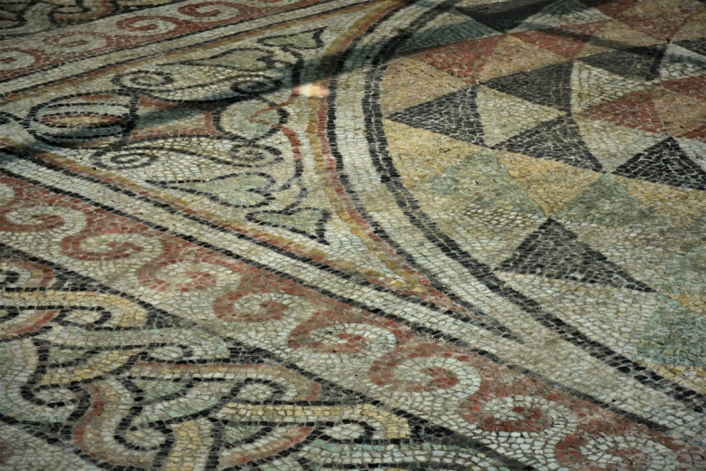 Myrleia'daki mozaiklerin restorasyon ve konservasyon çalışması sürüyor.