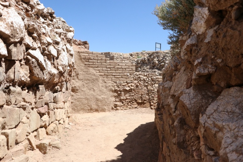 Niğde'de Pers dönemine ait alçı taşı surlar keşfedildi