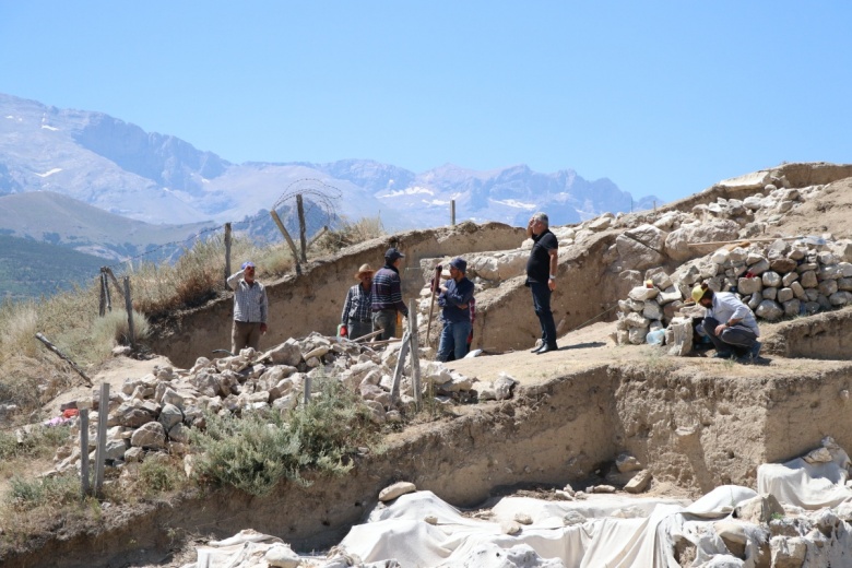 Niğde'de Pers dönemine ait alçı taşı surlar keşfedildi