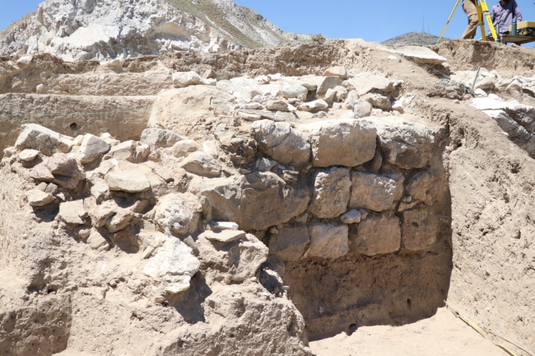 Niğde'de Pers dönemine ait alçı taşı surlar keşfedildi