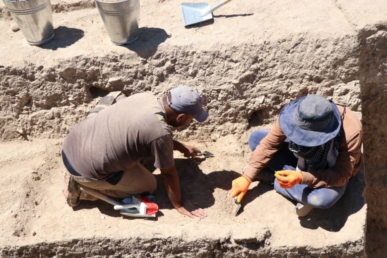 Niğde'de Pers dönemine ait alçı taşı surlar keşfedildi