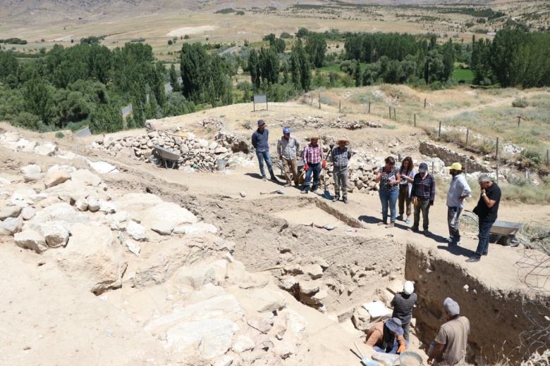 Niğde'de Pers dönemine ait alçı taşı surlar keşfedildi