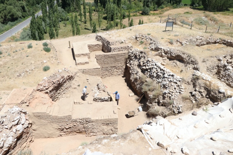 Niğde'de Pers dönemine ait alçı taşı surlar keşfedildi