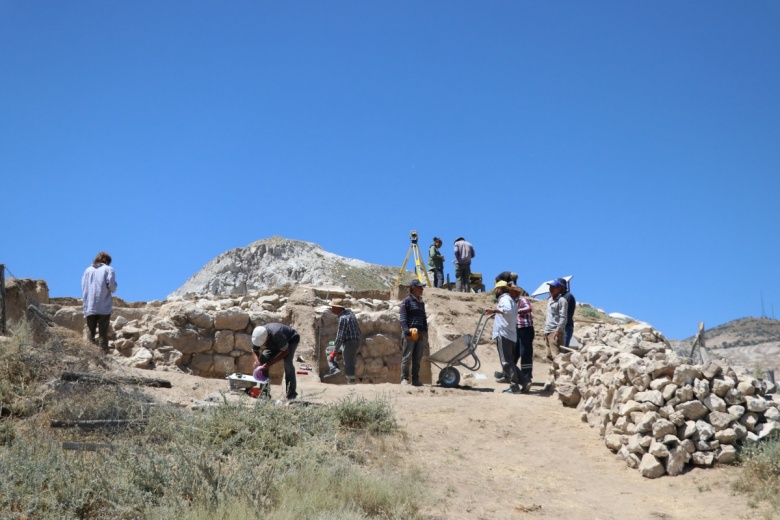 Niğde'de Pers dönemine ait alçı taşı surlar keşfedildi