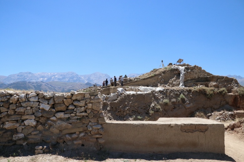 Niğde'de Pers dönemine ait alçı taşı surlar keşfedildi