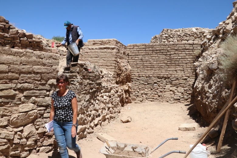 Niğde'de Pers dönemine ait alçı taşı surlar keşfedildi