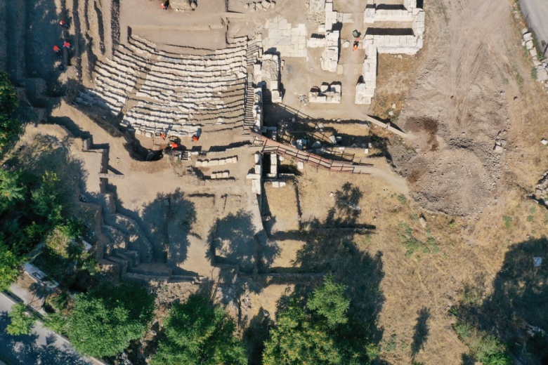 Kuş bakışı ile Smyrna antik tiyatrosu arkeoloji çalışmaları