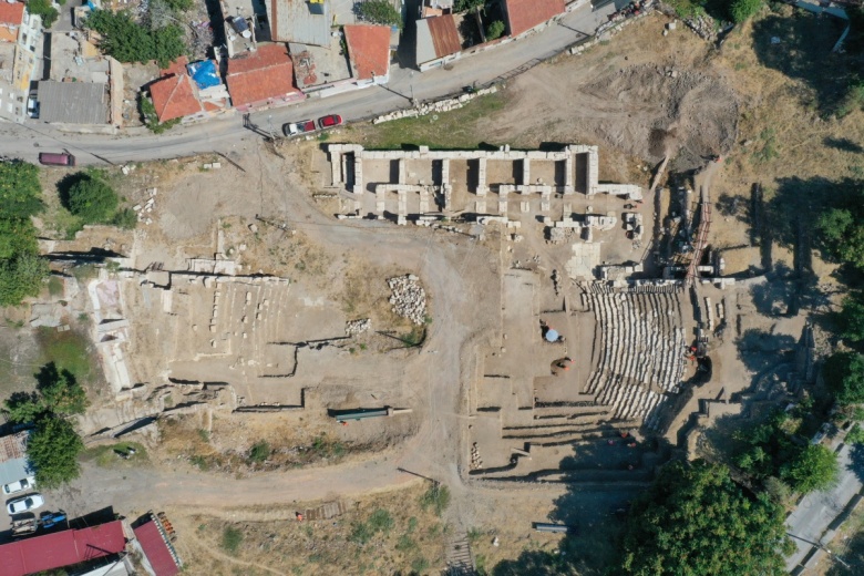 Kuş bakışı ile Smyrna antik tiyatrosu arkeoloji çalışmaları