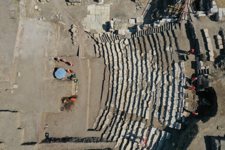 Kuş bakışı ile Smyrna antik tiyatrosu arkeoloji çalışmaları